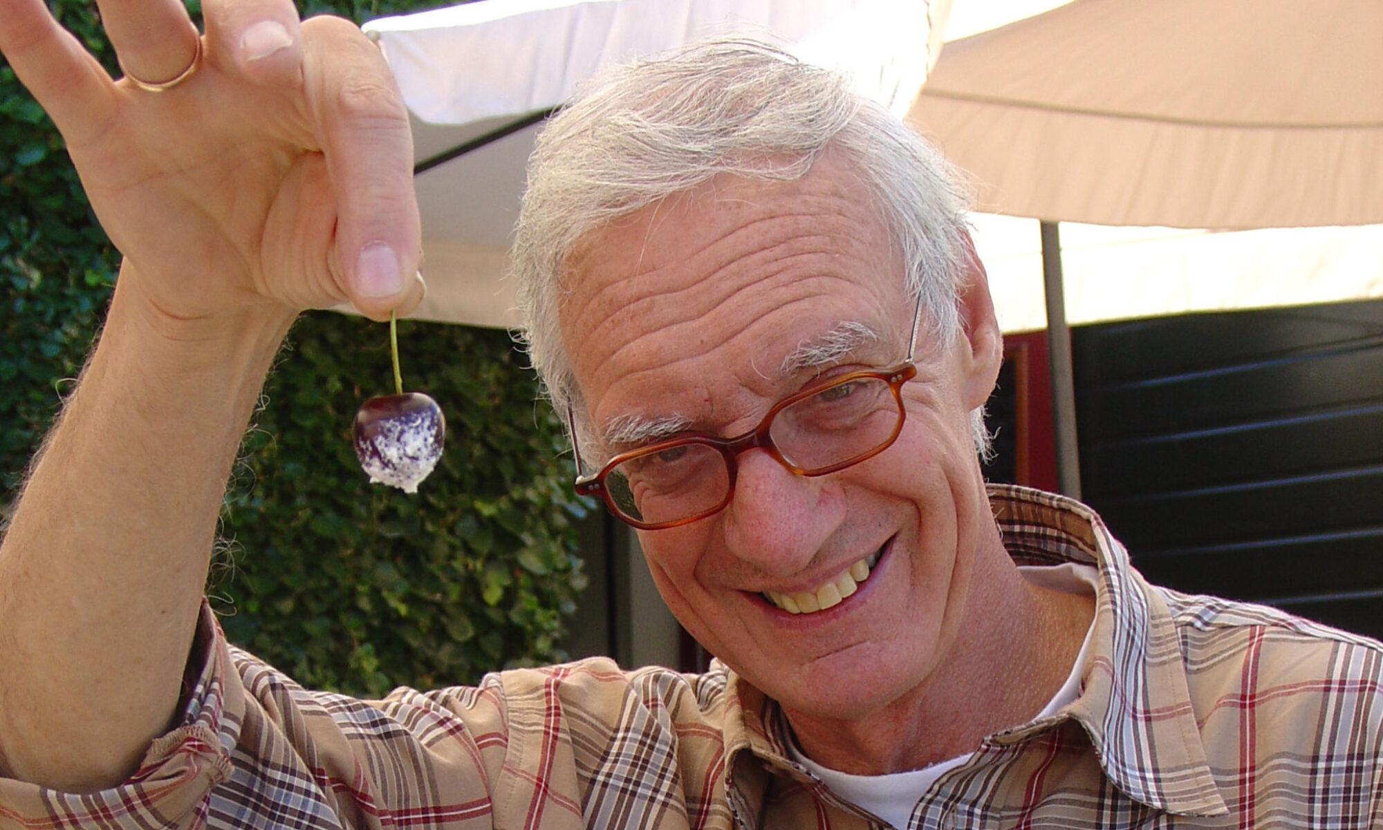 Wim Emmerik bij hotel Oortjeshekken, met een kers in zijn hand